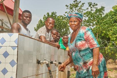 Nigerian community members at water station.