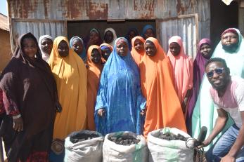 Group photograph with dapaya women.