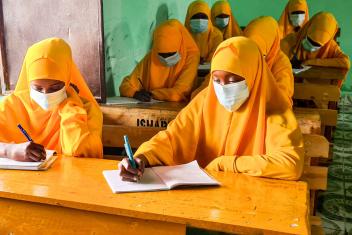 In Somalia, decades of conflict combined with the pandemic have disrupted education — especially for girls. With support from Mercy Corps, children are now putting health guidelines into practice and class is in session.