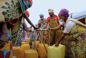 Forced from their homes by a volcanic eruption in May, 2021, families fill jerry cans with clean water in Goma, Democratic Republic of Congo. Mercy Corps moved quickly to provide water for ​​more than 31,000 people.