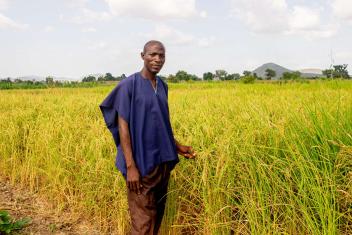 Unpredictable rains have made farming difficult for Ibrahim and his community in Nigeria’s Borno state. But with improved seeds and training from Mercy Corps, he’s helping his village adapt.